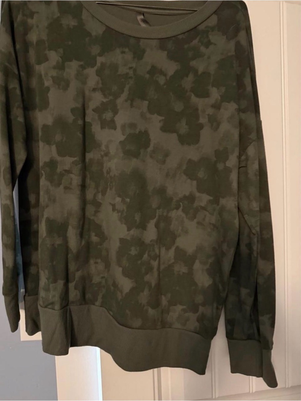 Mondetta Women's Olive Green Camo-Pattern Crewneck Sweatshirt